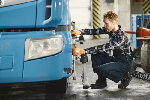 Tow It or Drive It? A Semi Truck Repair Decision Guide for Omaha-Area Drivers